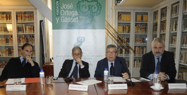 De izquierda a derecha: Emilio Lamo de Espinosa, Shlomo Ben Ami, Antonio Morales y Florentino Portero, en la Fundación Ortega y Gasset. Foto: Manuel Engo