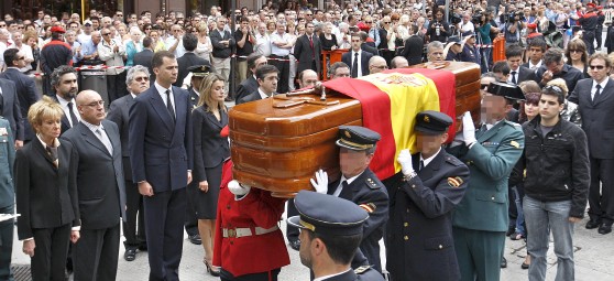 Llegada del féretro de Eduardo Puelles a la iglesia de San José. Efe