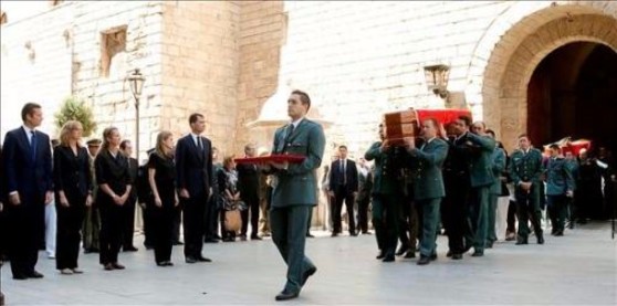 Salida de los féretros de Carlos Sáenz de Tejada y Diego Salvá del Palacio de la Almudania hacia la catedral de Palma de Mallorca donde se ha oficiado el funeral de Estado. EFE