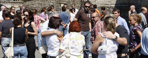 Familiares y amigos del montañero Óscar Pérez, a la salida de la misa que se ha celebrado en su recuerdo en la iglesia de Tramacastilla de Tena (Huesca). EFE