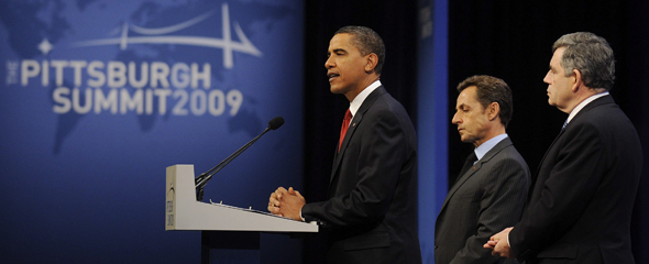 El presidente estadounidense Barack Obama (i), flanqueado por su colega francés Nicolás Sarkozy (c), y el primer ministro británico, Gordon Brown (d). EFE