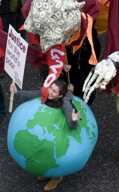 Miles de personas participan en una manifestación en Londres pidiendo que se tomen acciones contra la pobreza, el cambio climático y la crisis económica en el marco de la cumbre del G20 que se llevará a cabo la próxima semana. EFE/Andy Rain