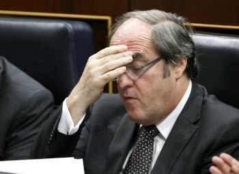 El ministro de Educación, Ángel Gabilondo, resopla en el Congreso.
