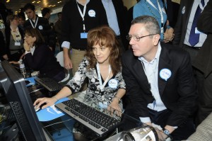 Gallardón chateando. (Manuel Engo)