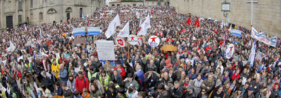 Cerca de 20.000 personas se manifiestan en Santiago en defensa del derecho a vivir en gallego