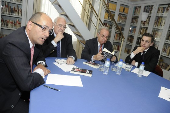 Aleix Sanmartín, José Luis Sanchís y Marcos Magaña, autores de Ganar el Poder, acompañados del editor de EL IMPARCIAL y presidente de la Fundación Ortega y Gasset, José Varela. Foto: Manuel Engo