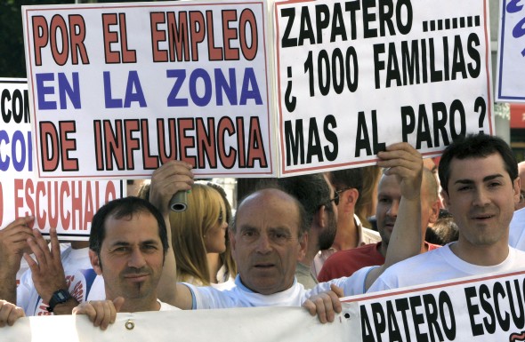  Los trabajaores de la central nuclear de Garoña (Burgos), se concentraron este miércoles frente al Congreso de los Diputados para pedir al Gobierno que autorice la prórroga. Efe