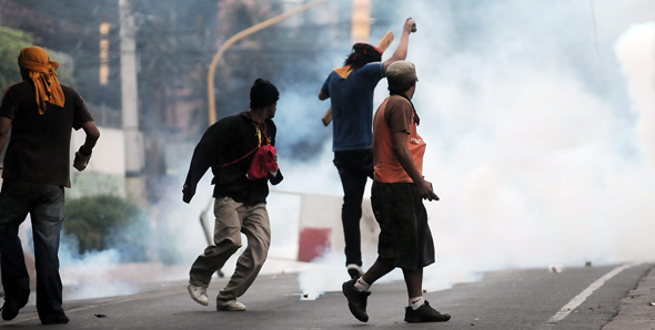 Decenas de zelayistas, que estaban apostados frente a la embajada de Brasil en Tegucigalpa fueron desalojados por la Policía con gases, balas de goma y agua. EFE