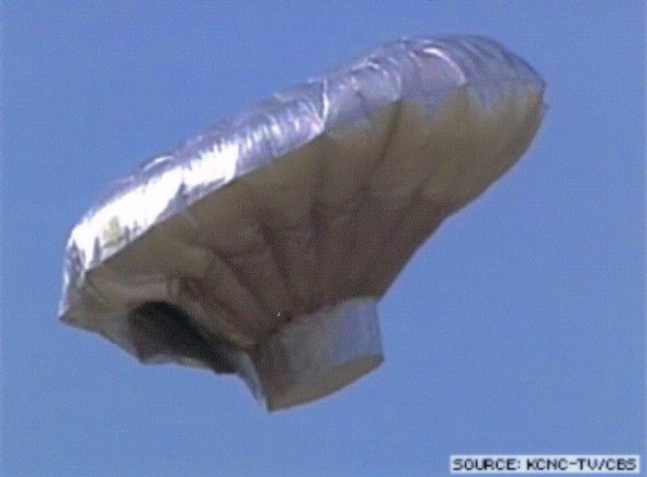Fotografía cedida por la cadena CBS4Denver que muestra un globo casero inflado con helio a mientras vuela hoy, 15 de octubre de 2009, en Denver, Colorado (EEUU).