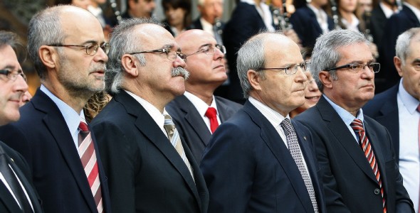 El presidente catalán, José Montilla (2d); el vicepresidente Josep-Lluís Carod Rovira (c), y los consellers de Interior y Relaciones Institucionales, Joan Saura (d), y Economía, Antoni Castells, durante la ofrenda floral en el monumento a Rafael de Casanovas con motivo de la Diada Nacional de Cataluña. Efe