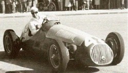 Paco Godia al volante de su Maserati
