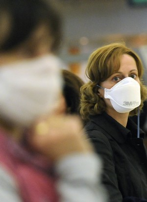 Dos mujeres con mascarillas esperan en un aeropuerto (Foto: Manuel Engo)