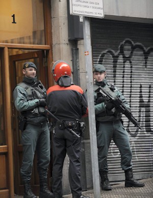  Agentes de la Guardia Civil custodian la entrada de un inmueble en la calle Fika, de Bilbao, donde fue arrestada la pareja formada por Íñigo Zapirain y Beatriz Etxebarria, en el marco de una operación contra el entorno de ETA, en la que fueron detenidos otros dos presuntos miembros de ETA, Daniel Pastor y Lorena López, todos ellos acusados de participar en el atentado contra el inspector de Policía Eduardo Puelles, asesinado por ETA el 19 de junio de 2009 en Arrigorriaga (Vizcaya). EFE/Miguel Toña
