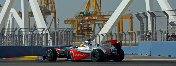 El piloto británico de Fórmula Uno Lewis Hamilton, de McLaren Mercedes, participa en la tercera sesión de los entrenamientos libres del Gran Premio de Europa de Fórmula 1. EFE