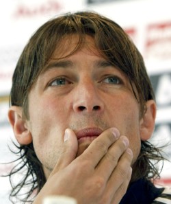 El argentino Heinze está siendo objetivo de las críticas de los aficionados.