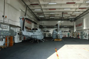Helicóptero en los hangares del buque 