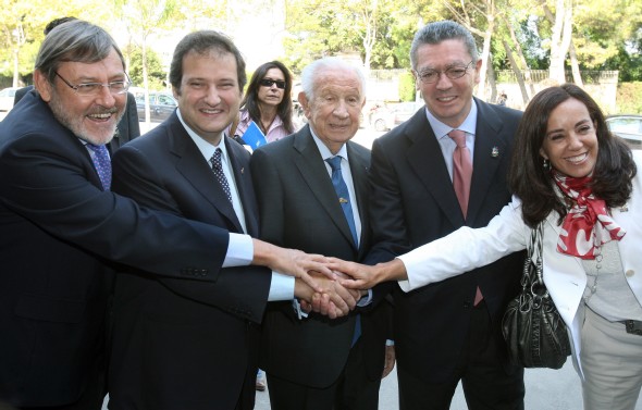 El alcalde de Barcelona, Jordi Hereu (2i), y el alcalde de Madrid, Alberto Ruiz Gallardón (2d), acompañados del presidente de Honor del Comité Olímpico Internacional, Juan Antonio Samaranch (c), el secretario de Estado para el deporte, Jaime Lissavetzky (i), y la directora de la candidatura de Madrid 2016, Mercedes Cohen (d), presidieron en Barcelona el acto de apoyo de la capital catalana a la candidatura olímpica de Madrid 2016.