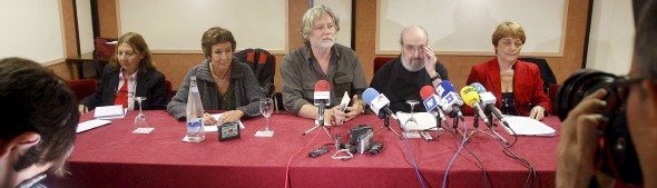 El escritor Alfonso Sastre (2d), ex candidato de ANV que encabeza la candidatura a las elecciones europeas de 