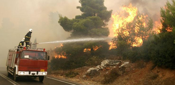 Descontrolado un enorme incendio que amenaza a tres pueblos cercanos a Atenas. Reuters