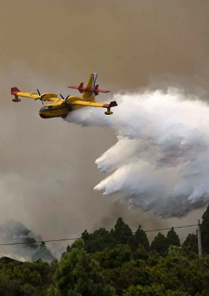 Un hidroavión trabaja en labores de extinción del incendio declarado desde el pasado viernes por la noche en la isla de La Palma. EFE/Manuel Lérida