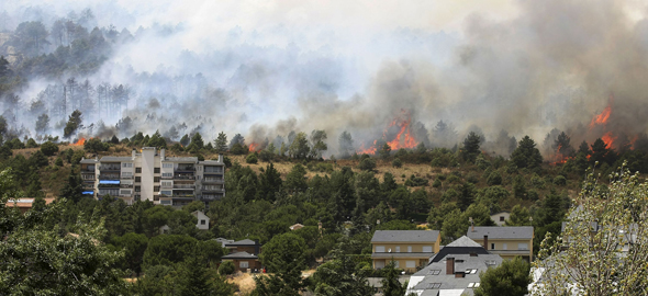 Vista del incendio, que se ha producido hoy en la localidad madrileña de Collado Mediano, y que ha obligado a desalojar las urbanizaciones de Parque Collado y Reojo del Roble, por precaución