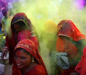 Los pigmentos y el color en la fiesta Holi de la India. (Efe)