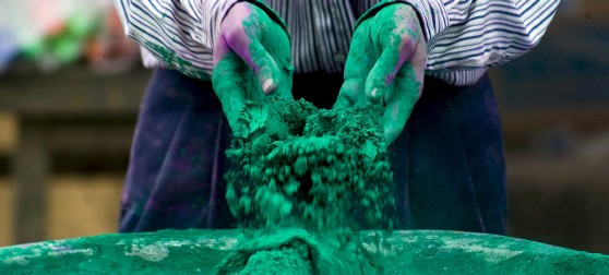 Un vendedor prepara los pigmentos antes de la fiesta Holi de la India.