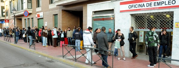 Fila de personas a las puertas de una Oficina de Empleo. Foto: Manuel Engo