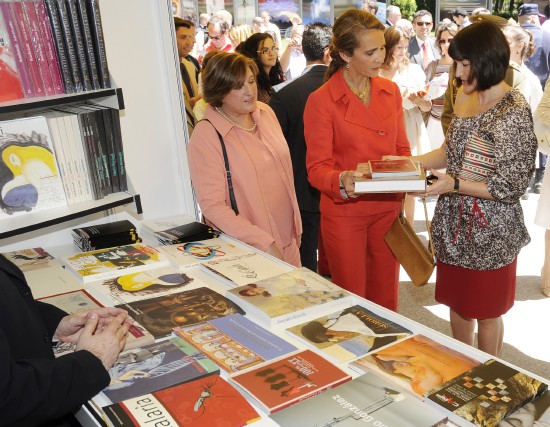 La Infanta Elena en la inauguración de la Feria del Libro madrileña. (Foto: Manuel Engo)