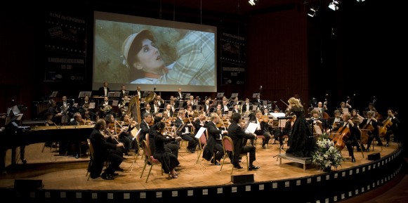 Inma Shara dirigiendo Orquesta Sinfónica.