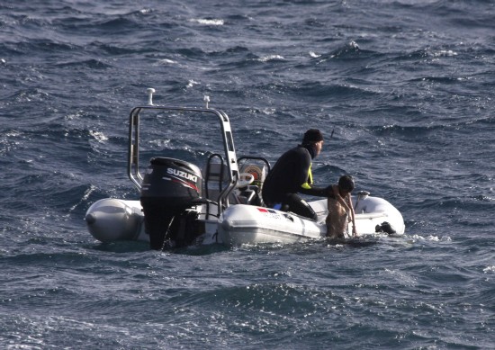 Efectivos que participan en la búsqueda de los inmigrantes que naufragaron ayer frente a la costa de Teguise, en Lanzarote, rescatan a uno de los dos cadáveres que han sido recuperados esta mañana después de que un helicóptero de Salvamento los avistara flotando en el agua desde el aire. Otros cinco cuerpos fueron recuperados anoche y corresponden a dos hombres, dos mujeres y a una niña de 8 años. EFE/Martinez de Cripan