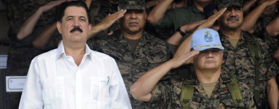 Fotografia de archivo del 8 de junio de 2009 que muestra al presidente de Honduras, Manuel Zelaya (i), junto al jefe del Estado Mayor Conjunto de las Fuerzas Armadas, Romeo Vásquez (d). Efe