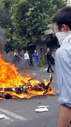 Manifesantes iraníes salen a la calle en protesta por los resultados electorales (Efe)