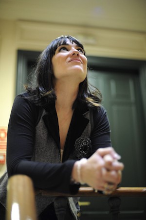 Momento durante de la entrevista con Irene Villa. Foto de Manuel Engo