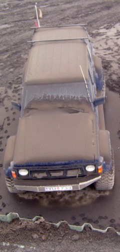 Una espesa capa de ceniza dos coches, cerca de Reykjavik (Efe)