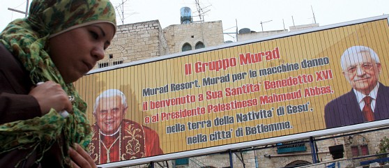 Cartel de bienvenida del Presidente de la Autoridad Palestina en Cisjordania. (Efe)