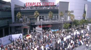 Multitudinaria despedida a Michael Jackson en el Staples Center