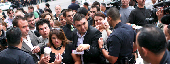 Seguidores de Michael Jackson muestran sus entradas para entrar en el multitudinario homenaje póstumo al Rey del Pop, en el Staples Center de Los Ángeles, Estados Unidos
