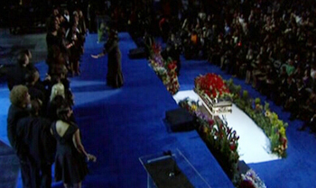 Un coro de gospel recibe el féretro