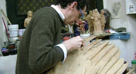 El imaginero Jaime Babío trabaja en su taller en Sevilla. Cristina Carbón