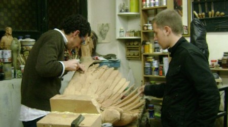 Jaime Babío enseña el oficio a uno de sus aprendices. Cristina Carbón