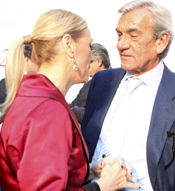 La delegada del Gobierno charla con el director de EL IMPARCIAL, Joaquín Vila.