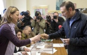 El candidato del PNV a la Lendakaritza, Juan José Ibarretxe, vota (Efe).