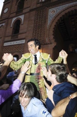 Juan Mora, por la puerta grande de Madrid.