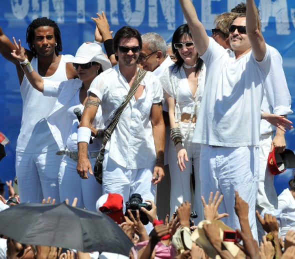 De izquierda a derecha los artistas, el cubano Yotuel de la agrupación Orishas, la puertorriqueña Olga Tañon, el colombiano Juanes y el español Miguel Bosé saludan al público el 20 de septiembre de 2009, en La Habana, al inicio del concierto 
