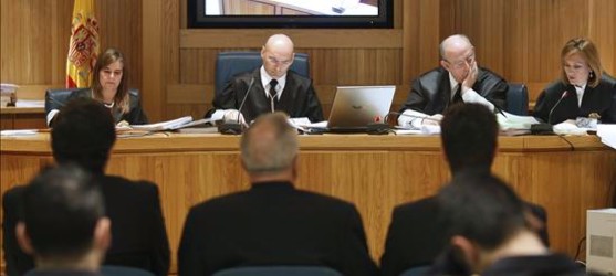  <br />De izda a dcha, de espaldas, José Ramón Ramírez García, Vicente Carlos Navarro Ruiz y Miguel Ángel Sáez García, los tres mandos militares para quienes el fiscal pide entre 4 años y medio y 5 años de prisión por la identificación errónea de 30 de los 62 cadáveres de los militares españoles muertos en el accidente del Yak-42 el 26 de mayo de 2003, al inicio del juicio hoy en la Audiencia Nacional, en Madrid. (Foto: Efe)