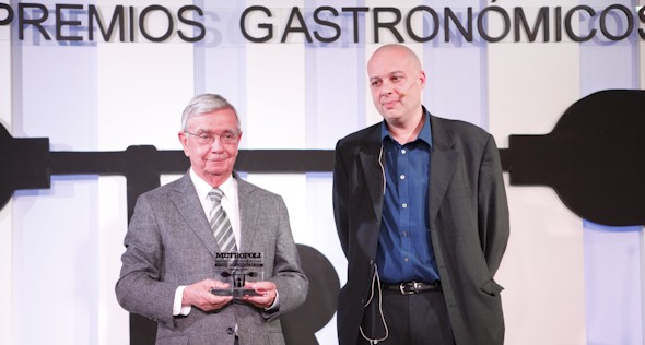 Rafael Anson recogió el Especial A Toda Una Vida al cocinero francés Michel Roux.