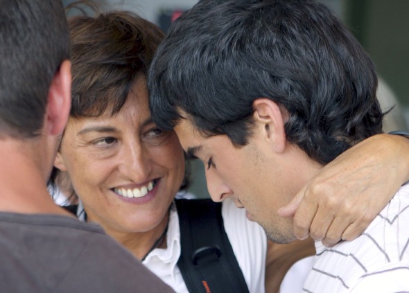 Pinilla abraza a sus hijos a su salida de la cárcel. Efe