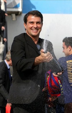Laporta festeja con cava el ansiado triplete