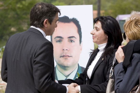 El lendakari, Patxi López, saluda a María Victoria Campos, viuda del Guardia Civil asesinado por Eta hace un año, Juan Manuel Piñuel, durante el homenaje que se le rindió hoy en el solar donde murió, en lo que fue la casa cuartel de Legutiano (Alava), volada por Eta con un coche bomba. Efe